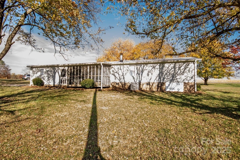 943 Tabor Rd, Olin, NC 28660