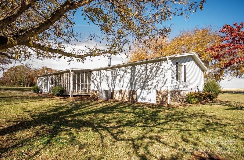 943 Tabor Rd, Olin, NC 28660