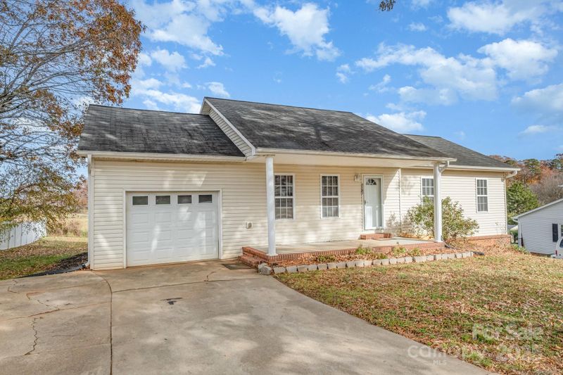 4980 Forest Ridge Dr, Hickory, NC 28602