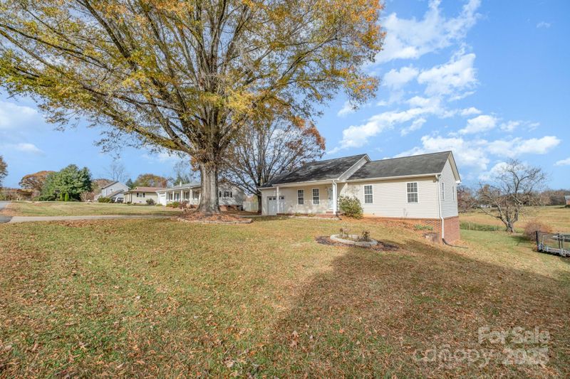 4980 Forest Ridge Dr, Hickory, NC 28602