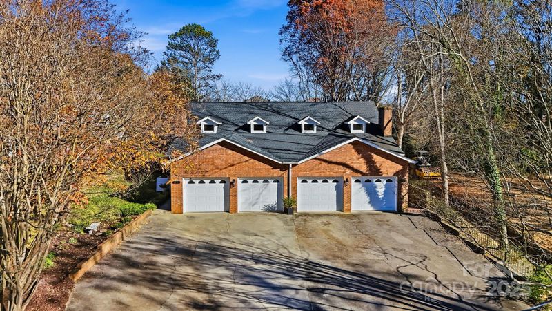 1042 1st St NE, Hickory, NC 28601