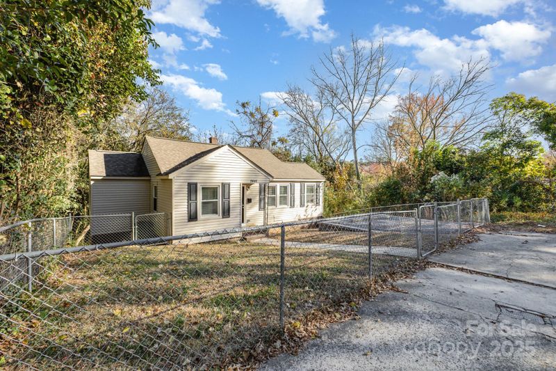 2446 Columbus Cir, Charlotte, NC 28208