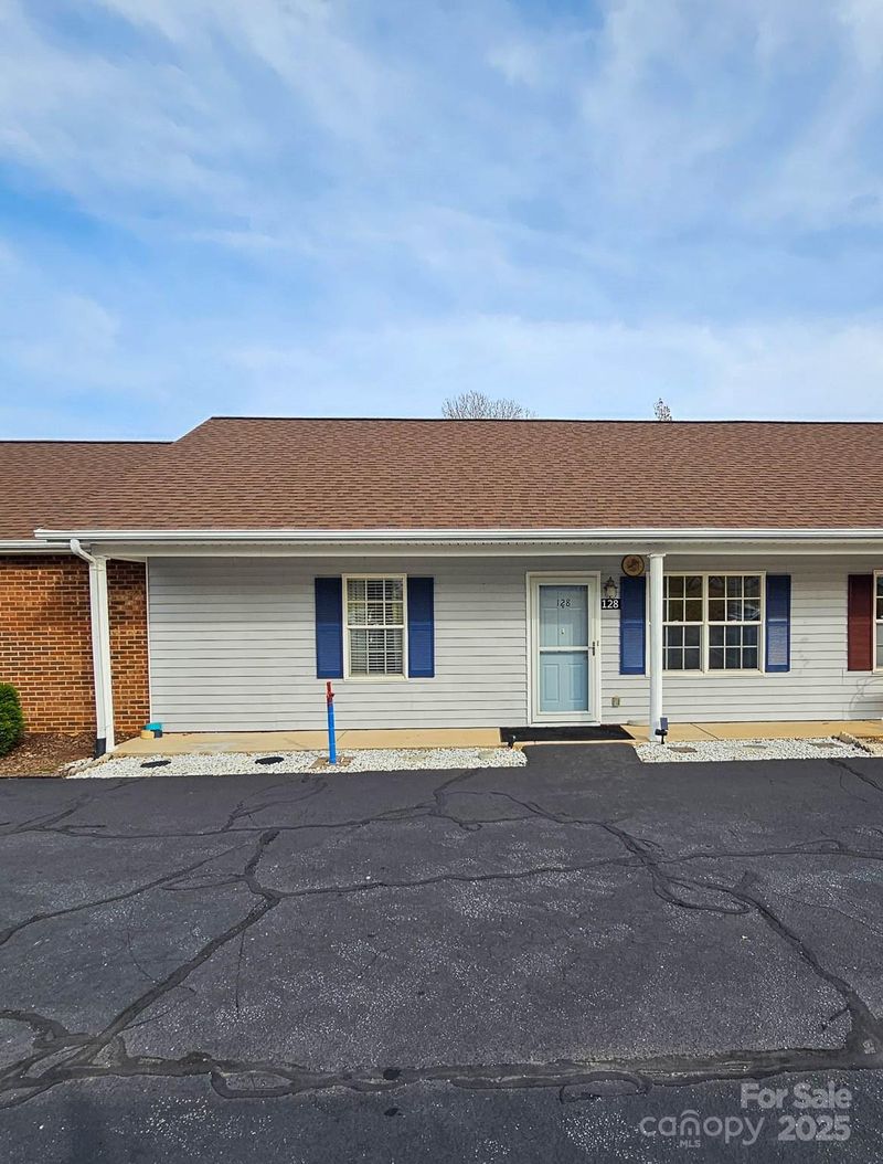 128 24th St NW, Hickory, NC 28601