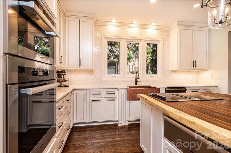 560 20th Avenue Ct NW, Hickory, NC 28601