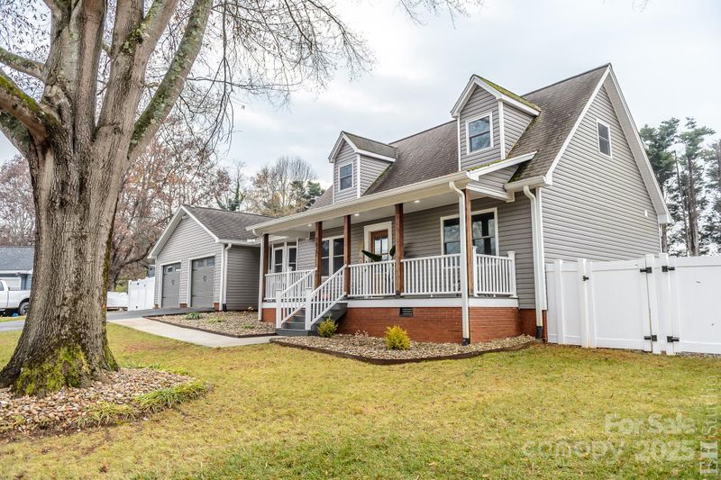 1827 Kincaid Ct, Hickory, NC 28602