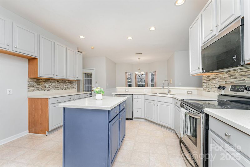 8611 Sabella Ln, Charlotte, NC 28216