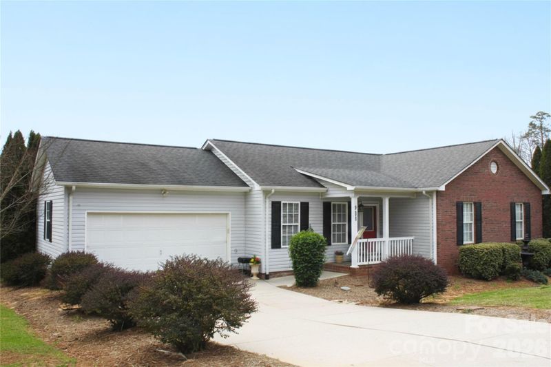 711 Braemore Ct NW, Conover, NC 28613