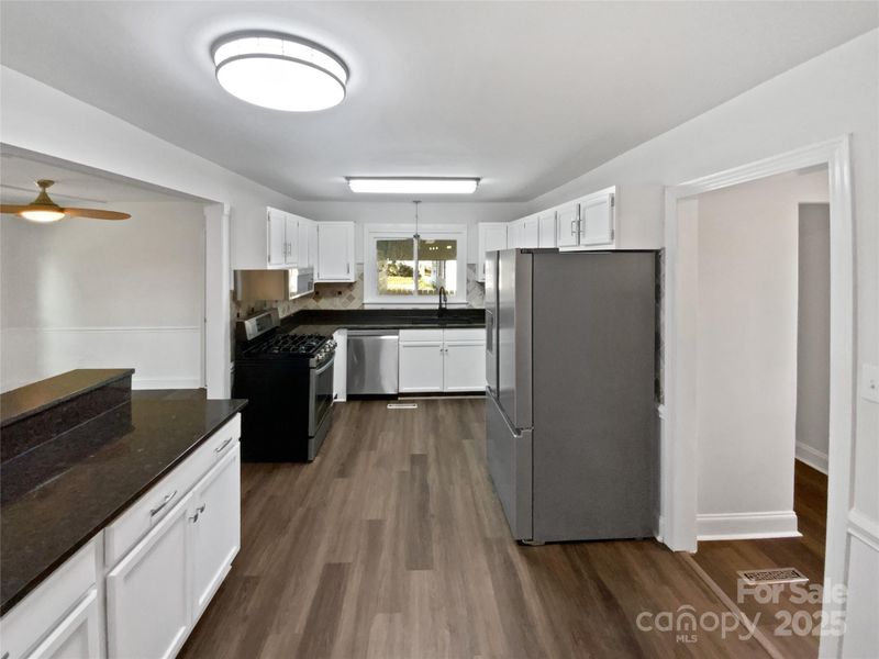 506 Queens Gate Dr, Kannapolis, NC 28083