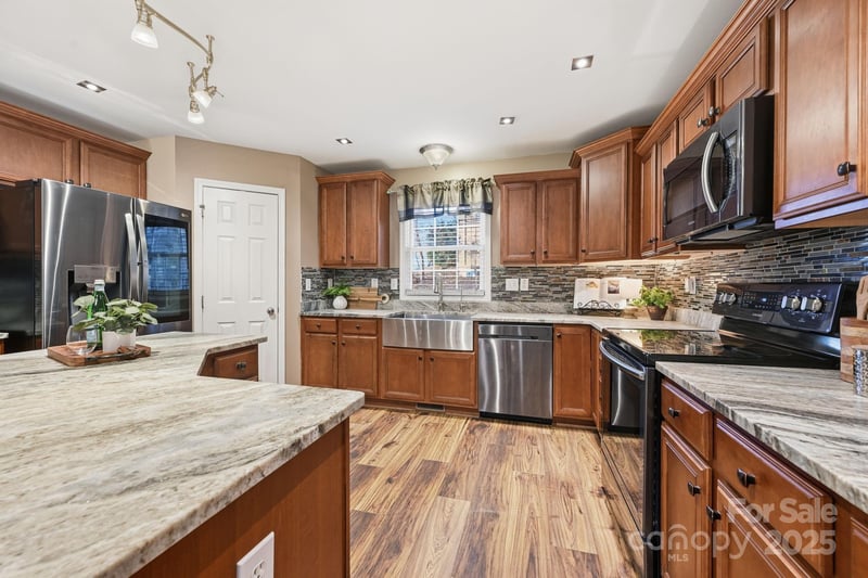 2624 Mt Isle Harbor Dr, Charlotte, NC 28214
