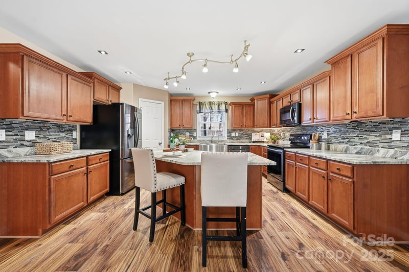 2624 Mt Isle Harbor Dr, Charlotte, NC 28214
