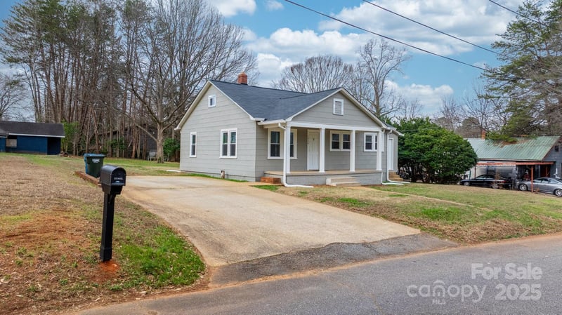 1529 4th St NE, Hickory, NC 28601