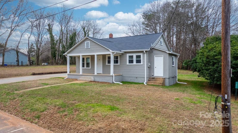 1529 4th St NE, Hickory, NC 28601