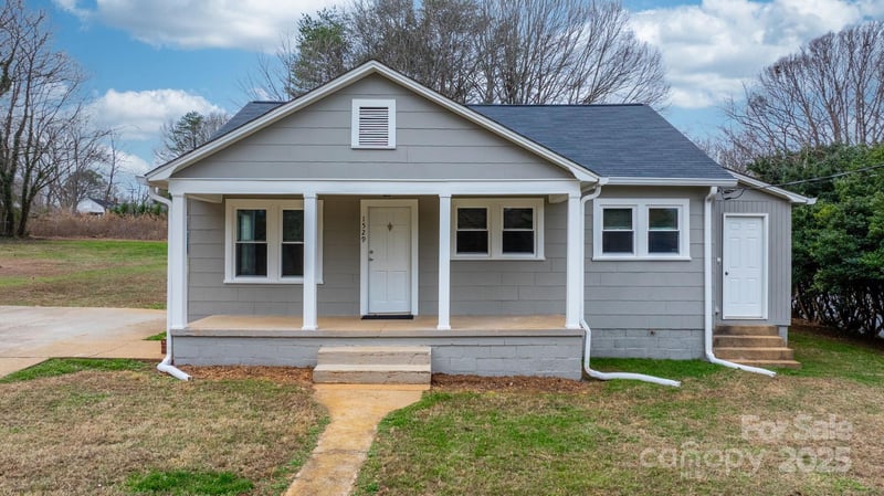 1529 4th St NE, Hickory, NC 28601