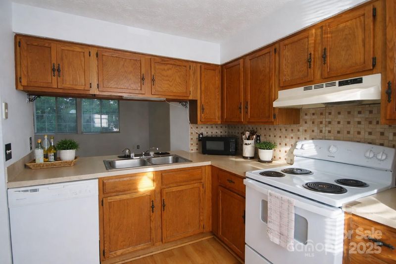9432-D Lexington Cir, Charlotte, NC 28213