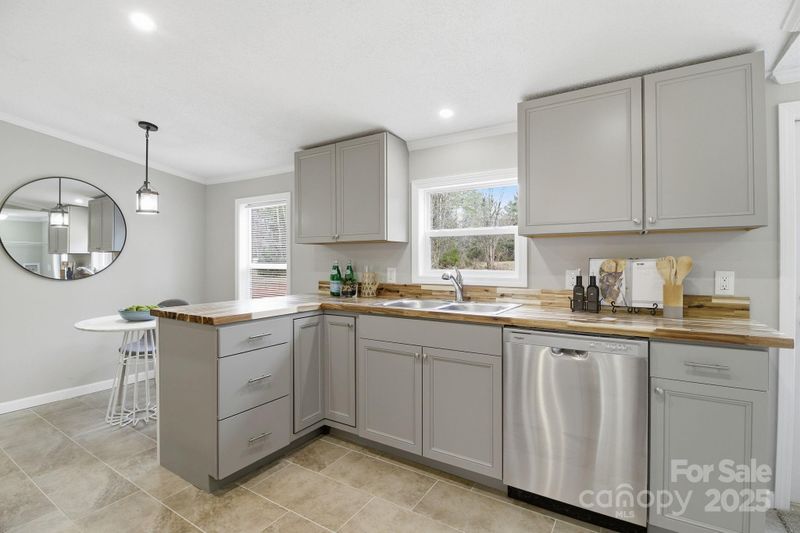 2501 Swanson Rd, Crouse, NC 28033
