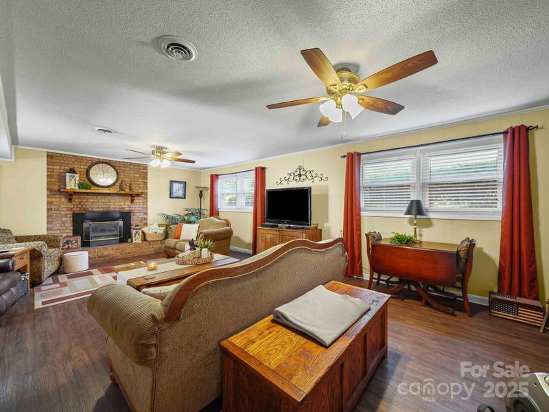 606 Brookgreen Dr, Dallas, NC 28034