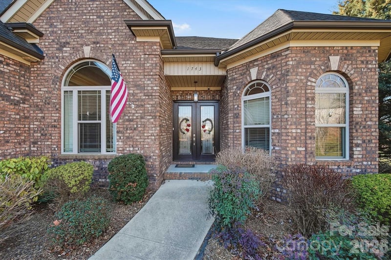 1743 Whitewater Ct, Hickory, NC 28602