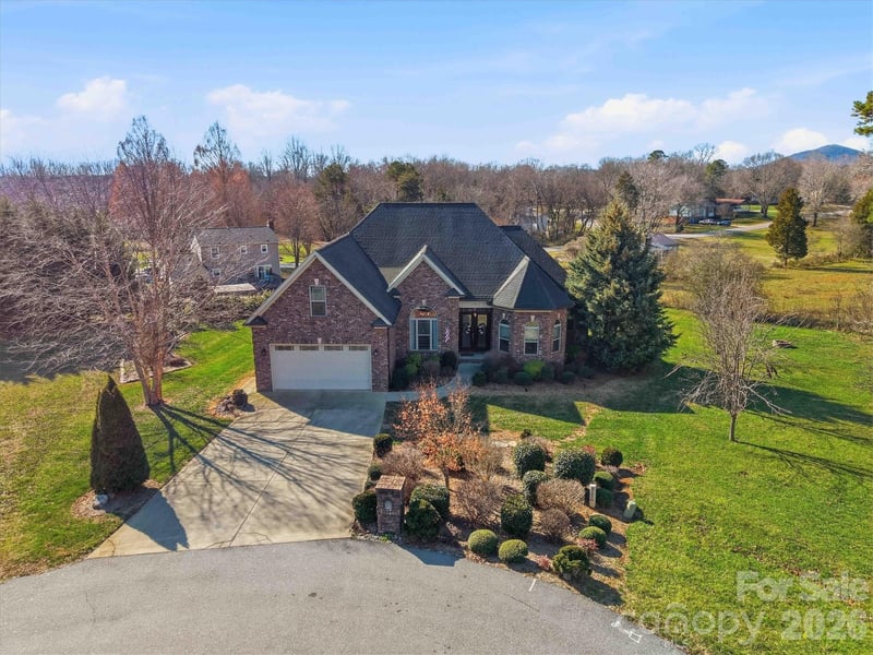 1743 Whitewater Ct, Hickory, NC 28602