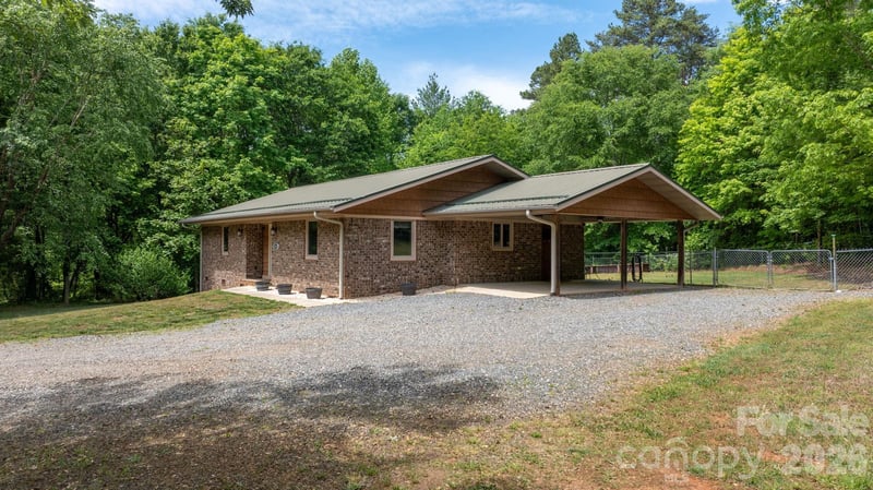 4586 Charlotte St, Conover, NC 28613
