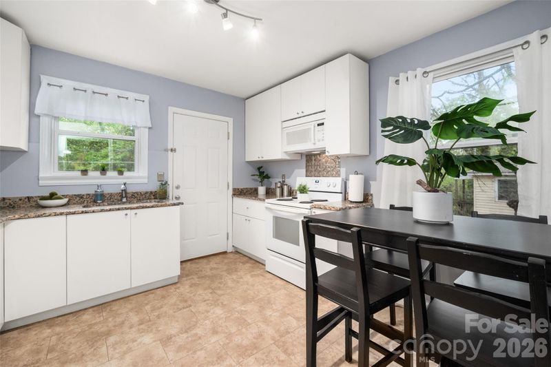 2516 Columbus Cir, Charlotte, NC 28208