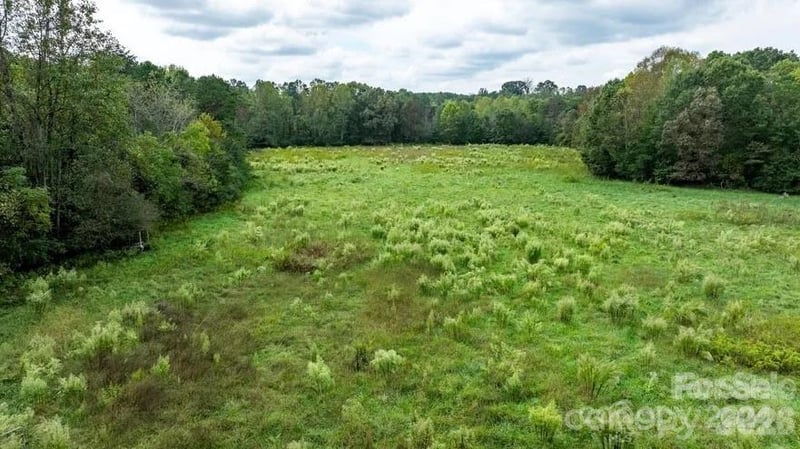 2295 1st St SE, Hickory, NC 28602