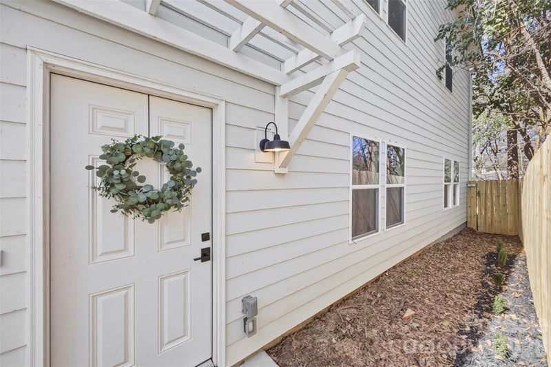 105 N Smallwood Pl, Charlotte, NC 28216