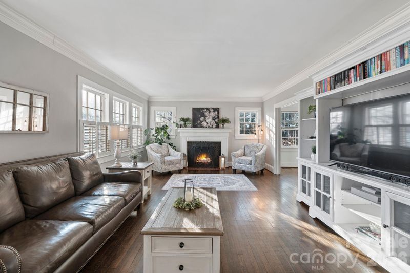 26 6th Ave NW, Hickory, NC 28601