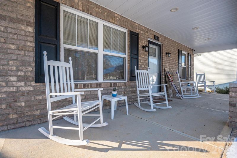 505 E Cloninger St, Dallas, NC 28034