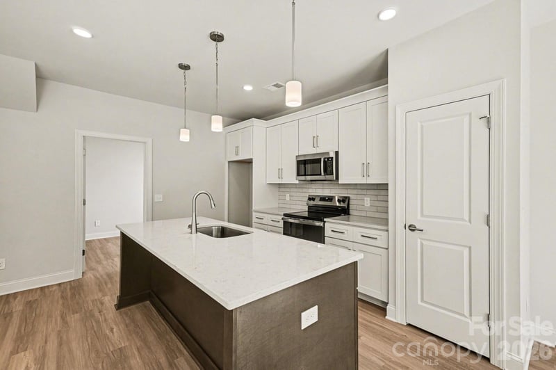 562 W Wilson Ave, Mooresville, NC 28115