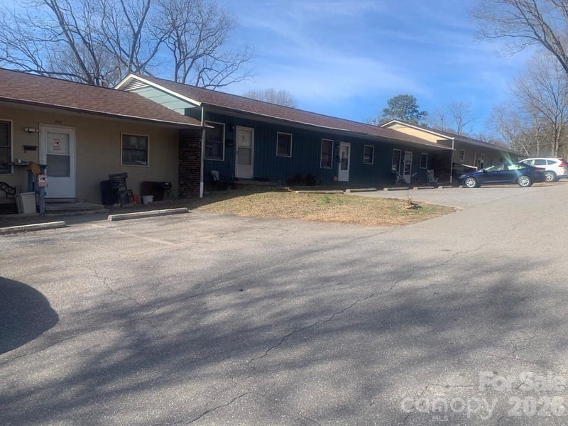 1006 3rd St SE, Hickory, NC 28602