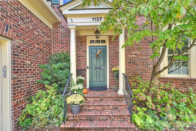 1127 S Kings Dr, Charlotte, NC 28207