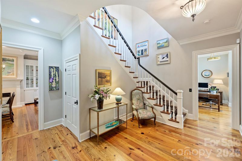 1127 S Kings Dr, Charlotte, NC 28207