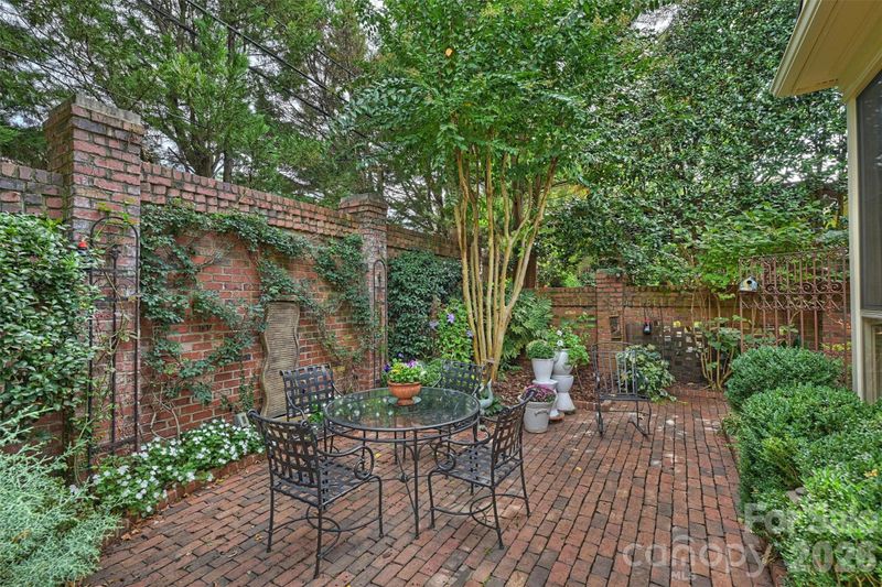 1127 S Kings Dr, Charlotte, NC 28207