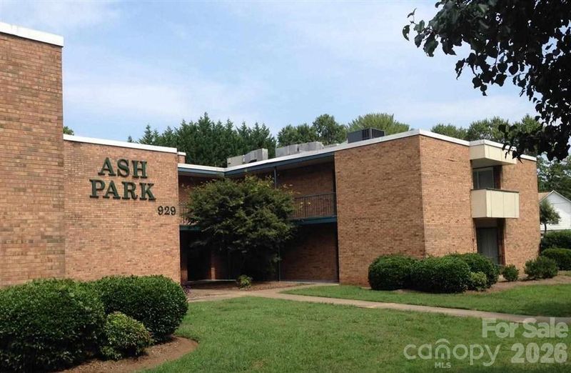 929 4th Street Dr NW, Hickory, NC 28601