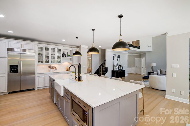 8707 Fairview Rd, Charlotte, NC 28226