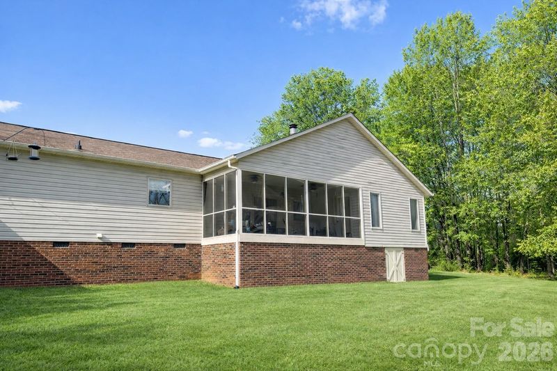 411 27th Avenue Cir NW, Hickory, NC 28601
