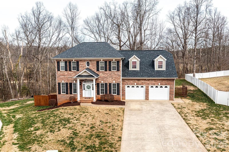 2640 Ironwood Dr, Hickory, NC 28602