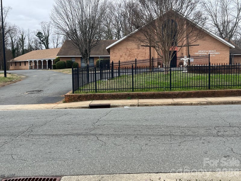 2670 Dr Carver Rd, Charlotte, NC 28208