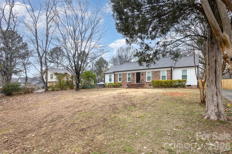 1627 Bonnie Ln, Charlotte, NC 28213