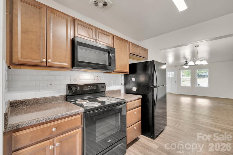 372 E Mills Ave, Mooresville, NC 28115