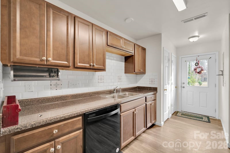 372 E Mills Ave, Mooresville, NC 28115