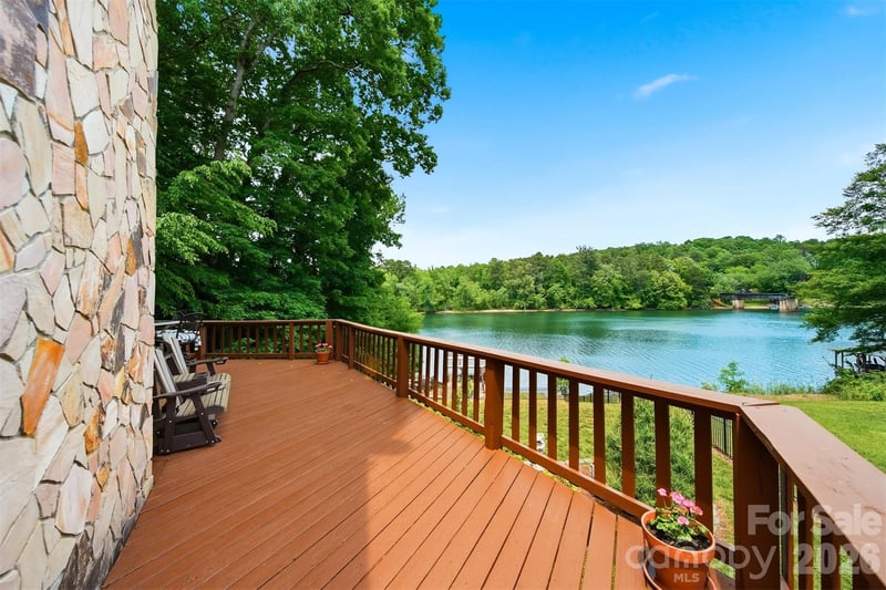 1925 Lake Acres Dr, Hickory, NC 28601
