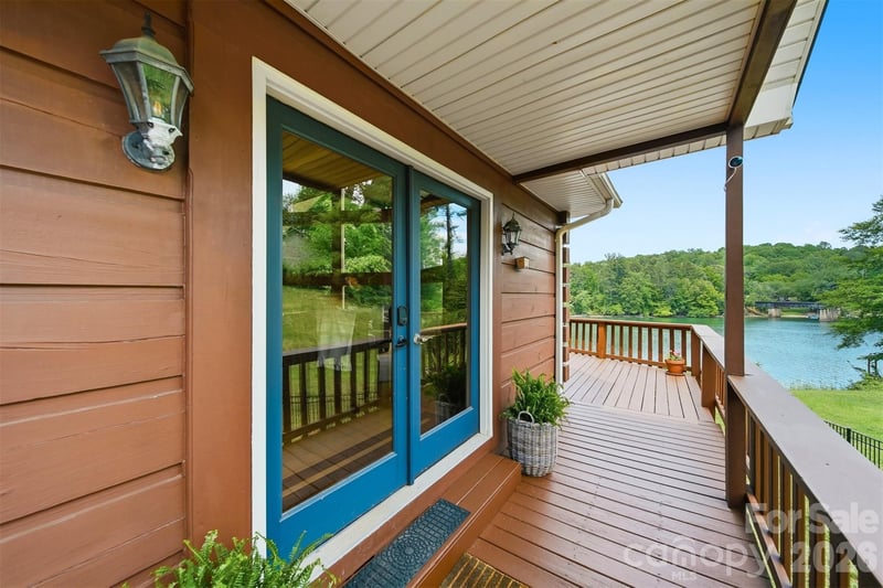 1925 Lake Acres Dr, Hickory, NC 28601