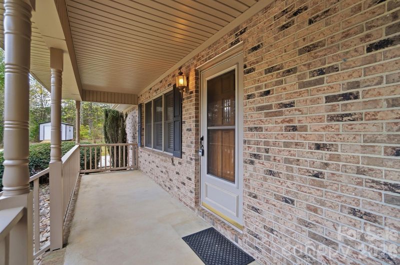 914 Spring Lake Dr, Iron Station, NC 28080