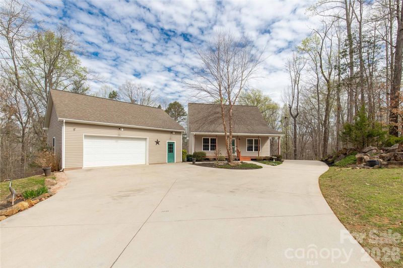1890 Davis Cir, Clover, SC 29710
