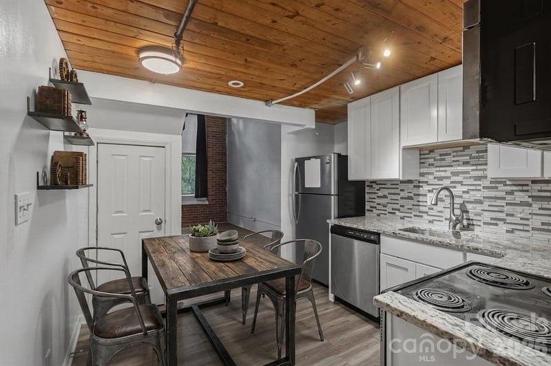 201 S Hoskins Rd #219, Charlotte, NC 28208