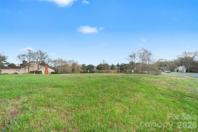 1725 Village Lake Dr, Charlotte, NC 28212