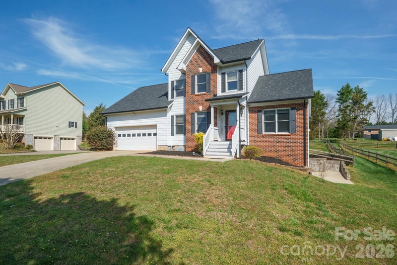 5406 Winding Oak Dr, Hickory, NC 28602