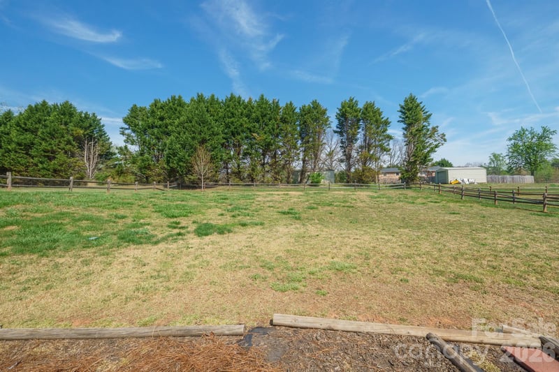 5406 Winding Oak Dr, Hickory, NC 28602