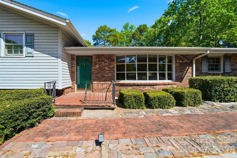 140 28th Avenue Dr NW, Hickory, NC 28601